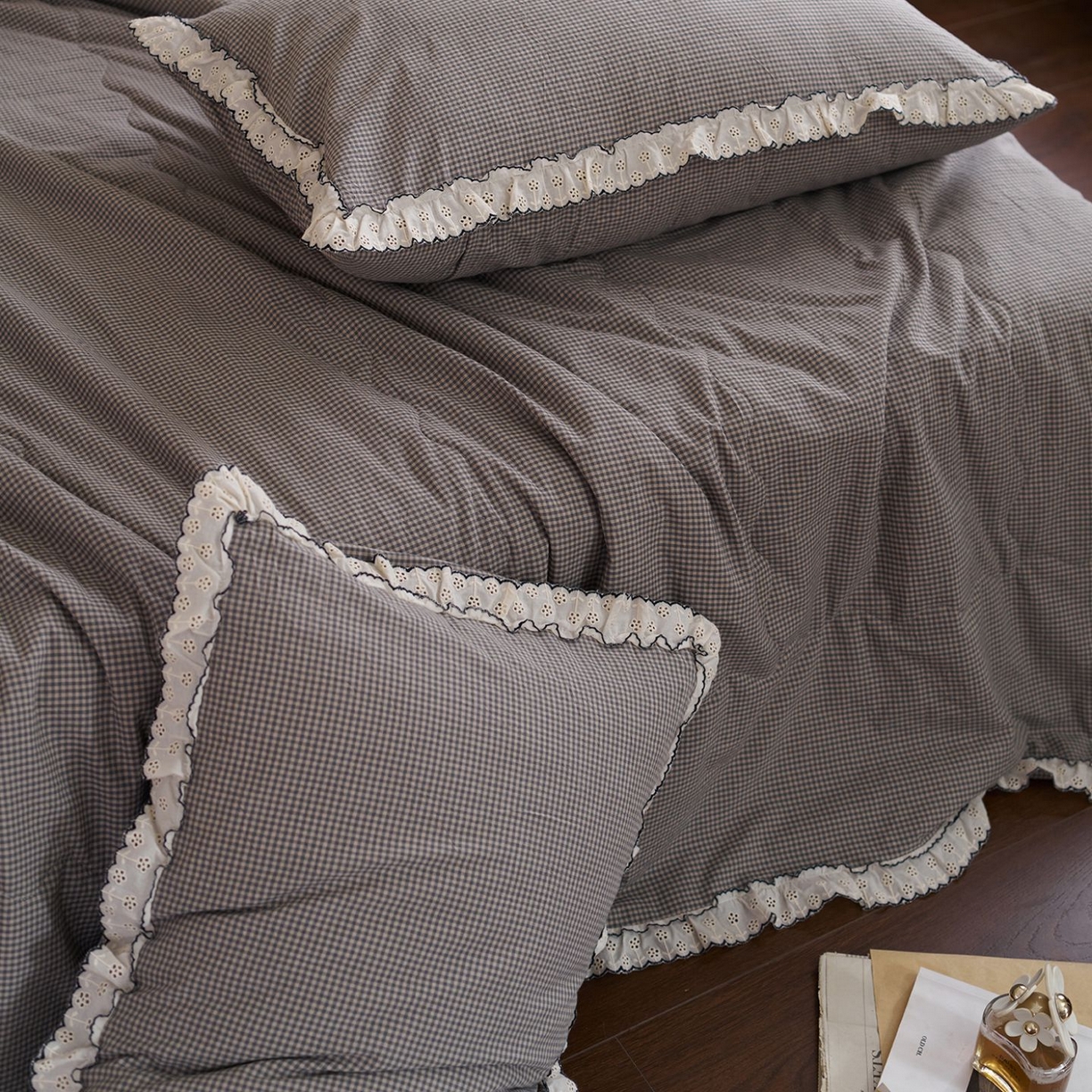91家纺网 家纺一手货源 找家纺 洋铭区（原狠狠爱） 2026新款色织水洗棉花边夏被 小格子-甜蜜灰