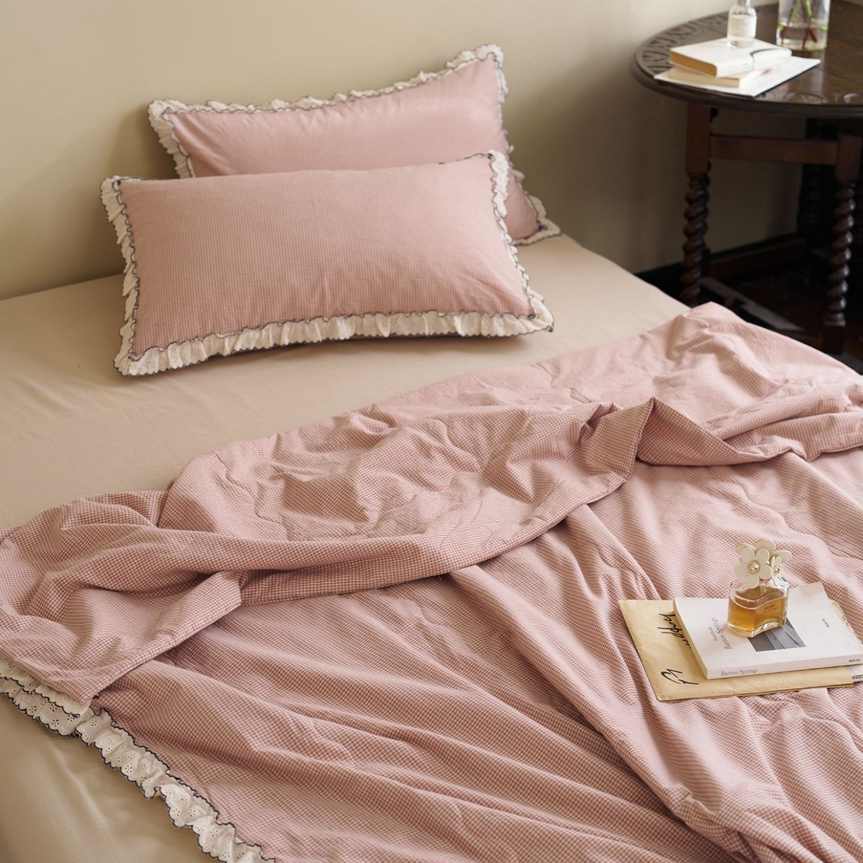 91家纺网 家纺一手货源 找家纺 洋铭区（原狠狠爱） 2026新款色织水洗棉花边夏被 小格子-甜蜜粉