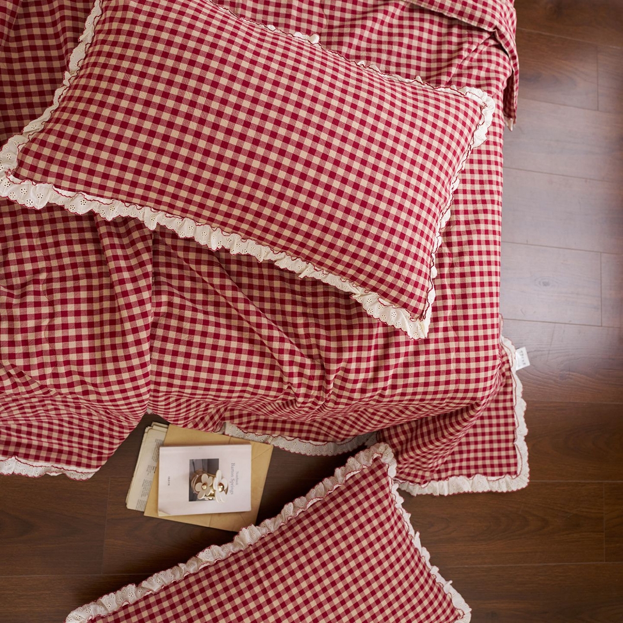 91家纺网 家纺一手货源 找家纺 洋铭区（原狠狠爱） 2026新款色织水洗棉花边夏被 小格子-甜蜜红