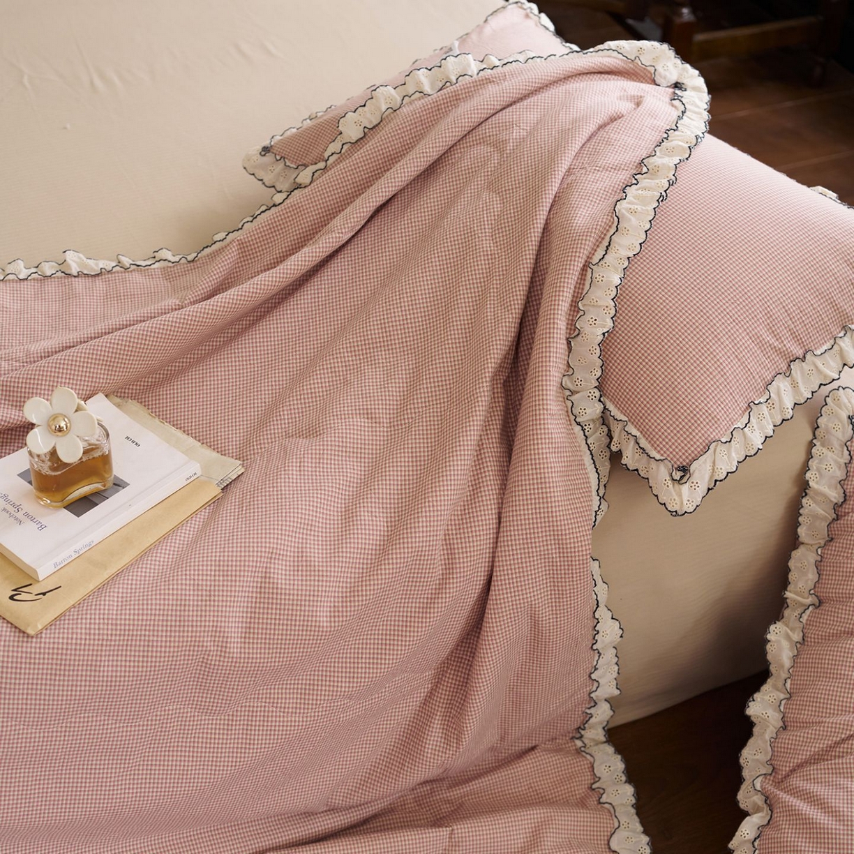 91家纺网 家纺一手货源 找家纺 洋铭区（原狠狠爱） 2026新款色织水洗棉花边夏被 小格子-甜蜜粉