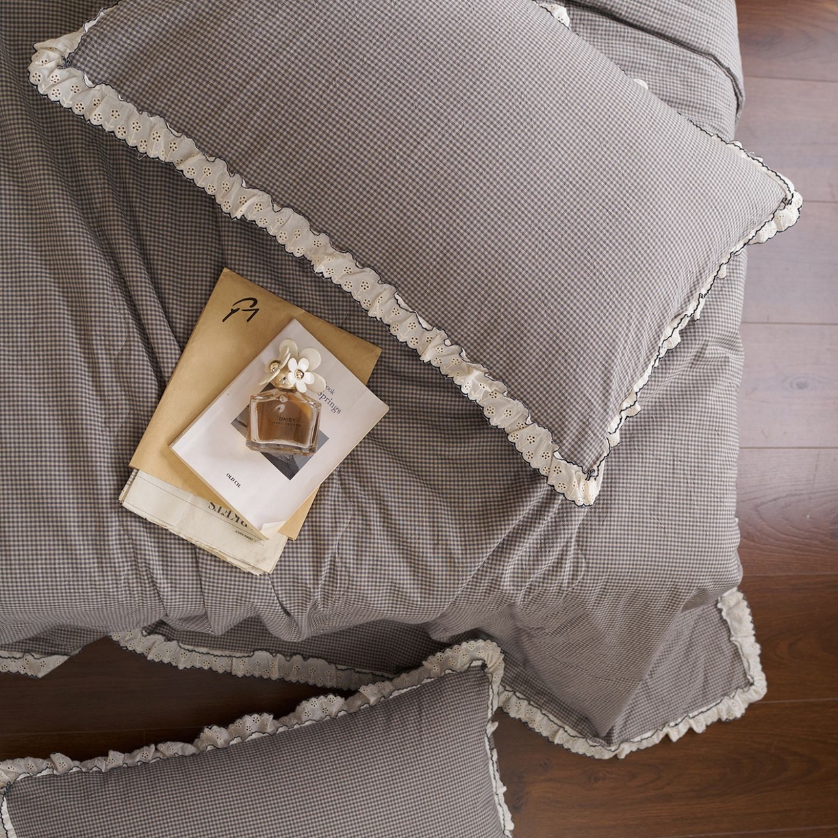 91家纺网 家纺一手货源 找家纺 洋铭区（原狠狠爱） 2026新款色织水洗棉花边夏被 小格子-甜蜜灰