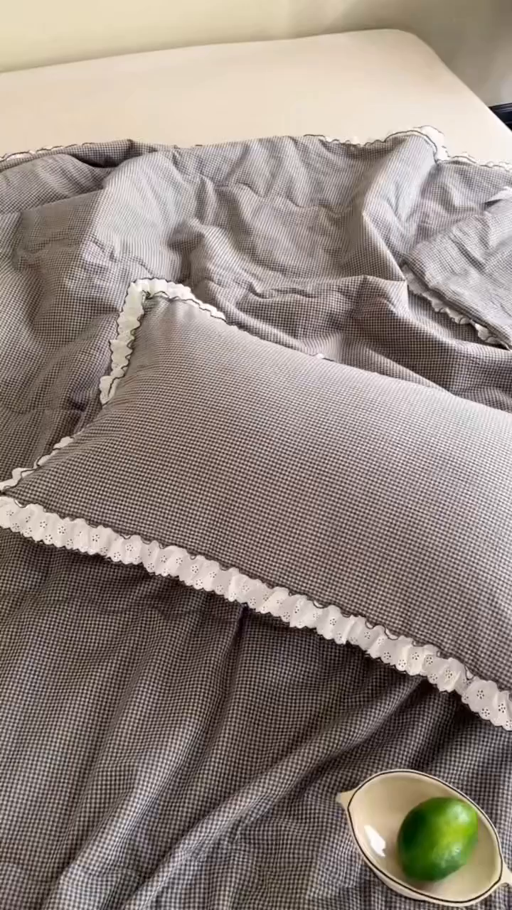 91家纺网 家纺一手货源 找家纺 洋铭区（原狠狠爱） 2026新款色织水洗棉花边夏被 小格子-甜蜜灰