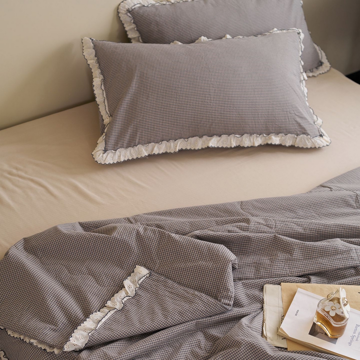 91家纺网 家纺一手货源 找家纺 洋铭区（原狠狠爱） 2026新款色织水洗棉花边夏被 小格子-甜蜜灰