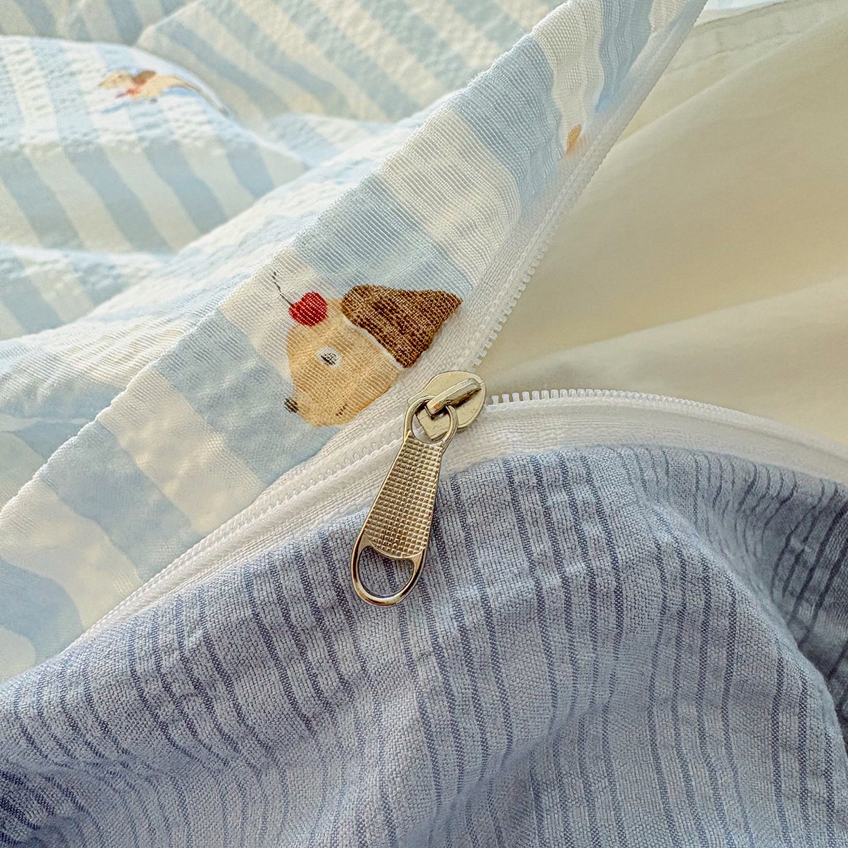 91家纺网 家纺一手货源 找家纺 民新家纺 2026新款泡芙双层纱床盖款四件套 晨光乐园