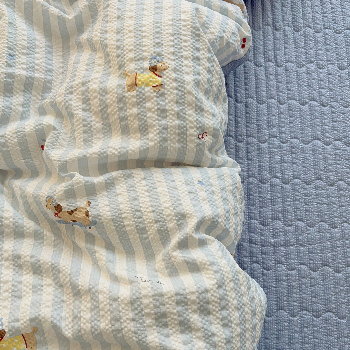 91家纺网 家纺一手货源 找家纺 民新家纺 2026新款泡芙双层纱床盖款四件套 晨光乐园