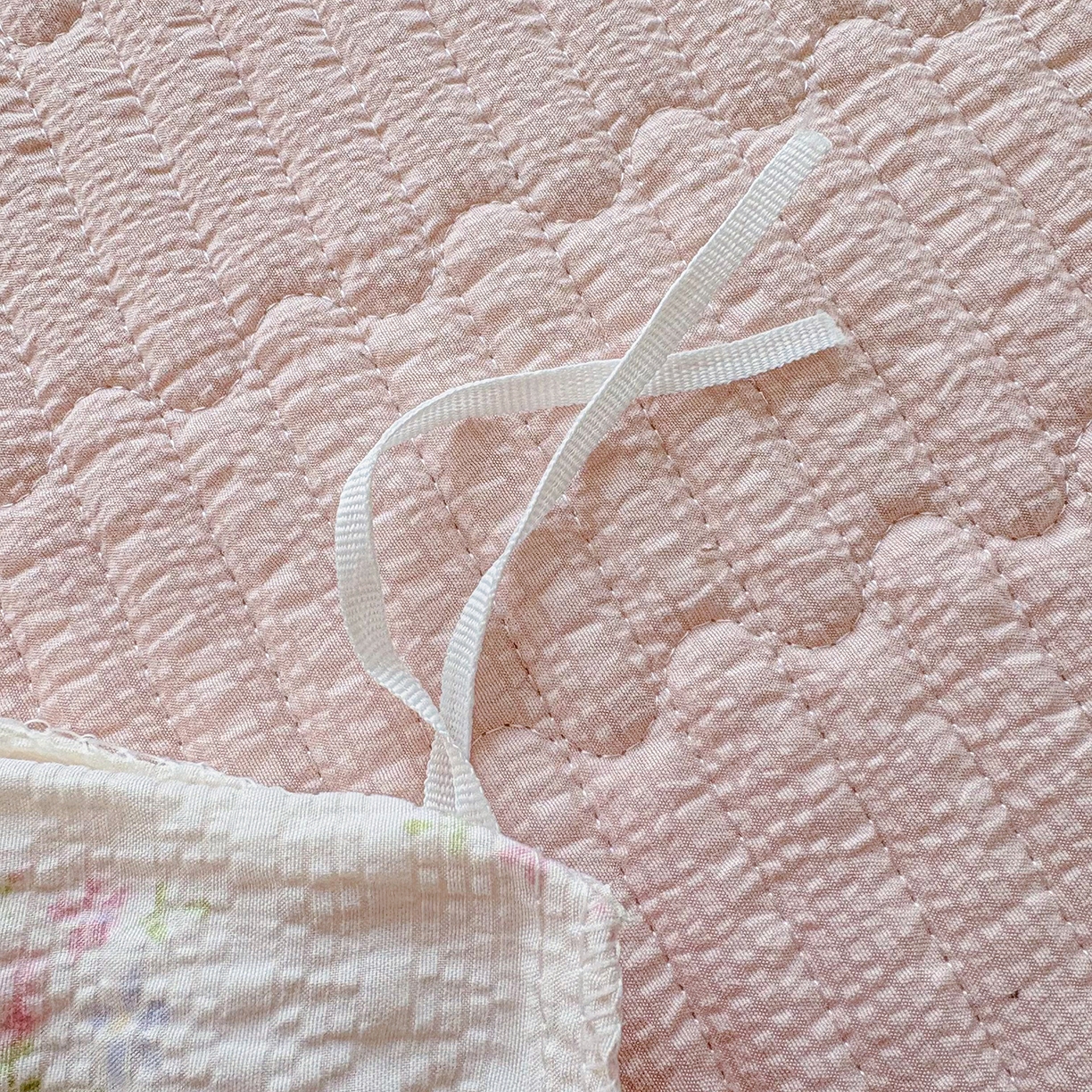 91家纺网 家纺一手货源 找家纺 民新家纺 2026新款泡芙双层纱床盖款四件套 粉雾童话