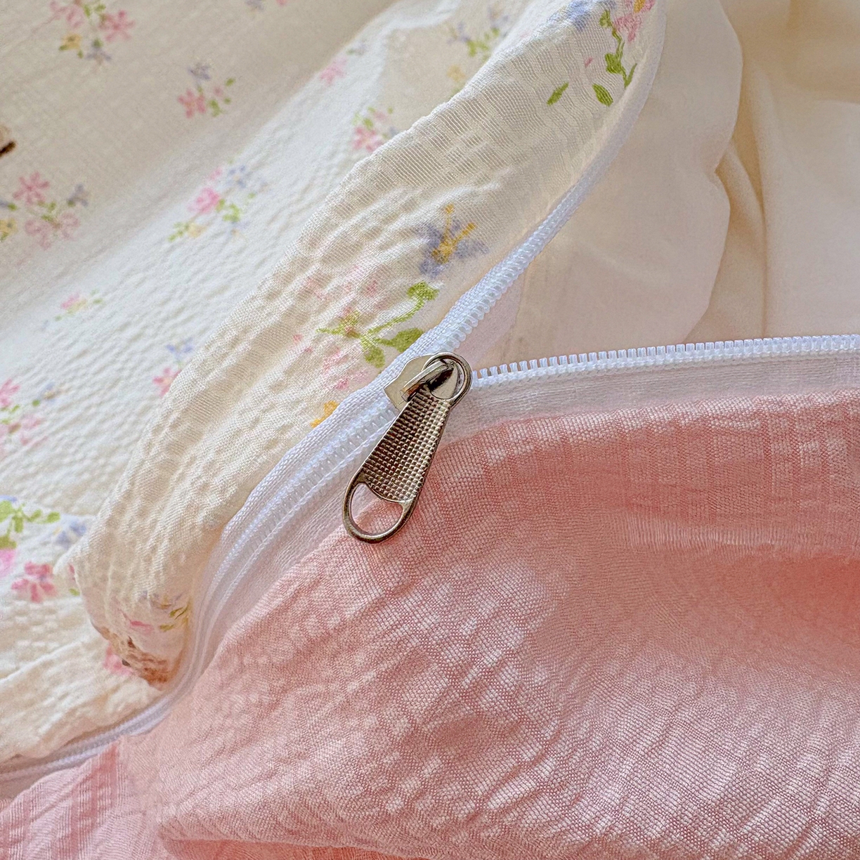 91家纺网 家纺一手货源 找家纺 民新家纺 2026新款泡芙双层纱床盖款四件套 粉雾童话