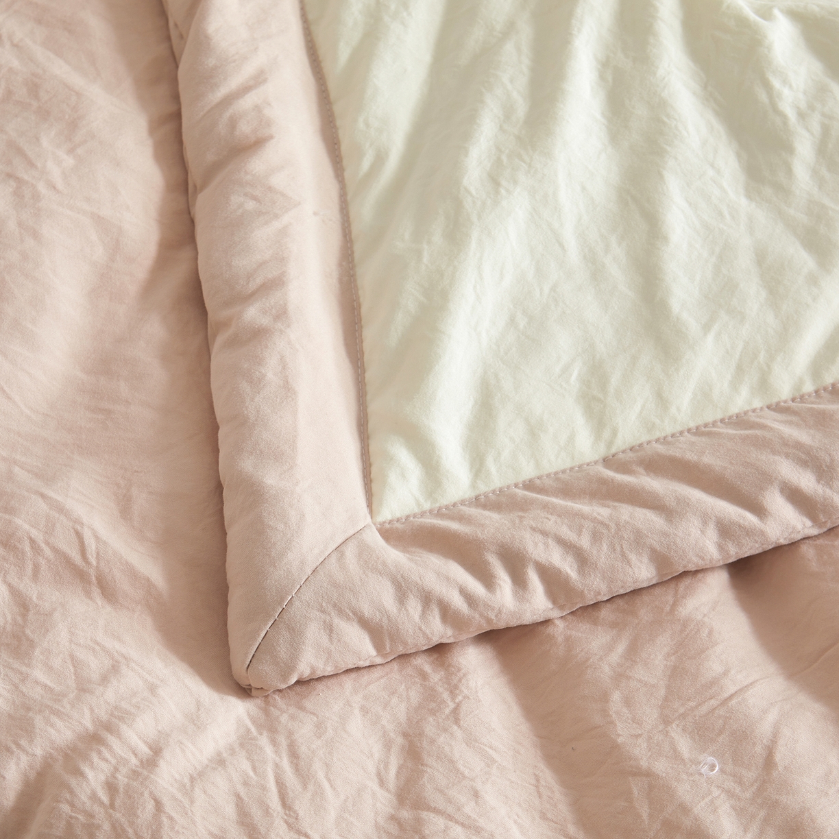 91家纺网 家纺一手货源 找家纺 样样红被业 2026新款水洗棉100%纯棉花夏被 云朵棉-白拼卡其