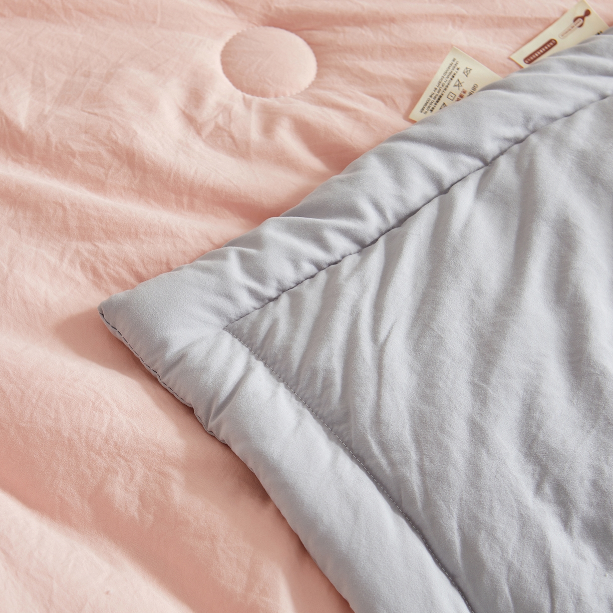 91家纺网 家纺一手货源 找家纺 样样红被业 2026新款水洗棉100%纯棉花夏被 云朵棉-粉拼灰