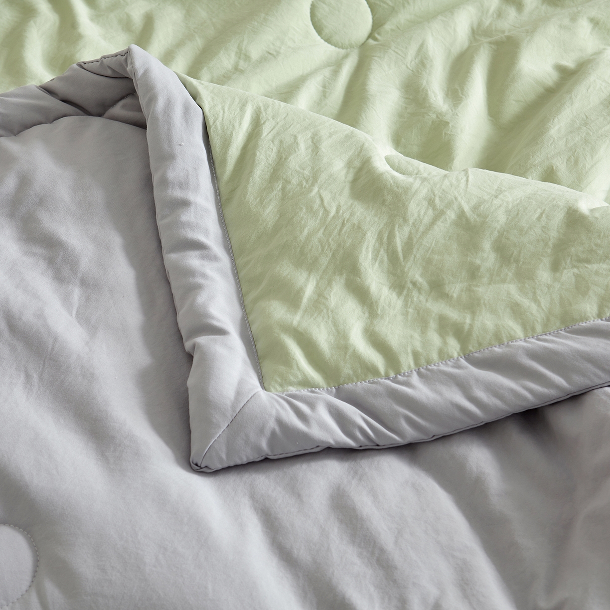 91家纺网 家纺一手货源 找家纺 样样红被业 2026新款水洗棉100%纯棉花夏被 云朵棉-绿拼灰