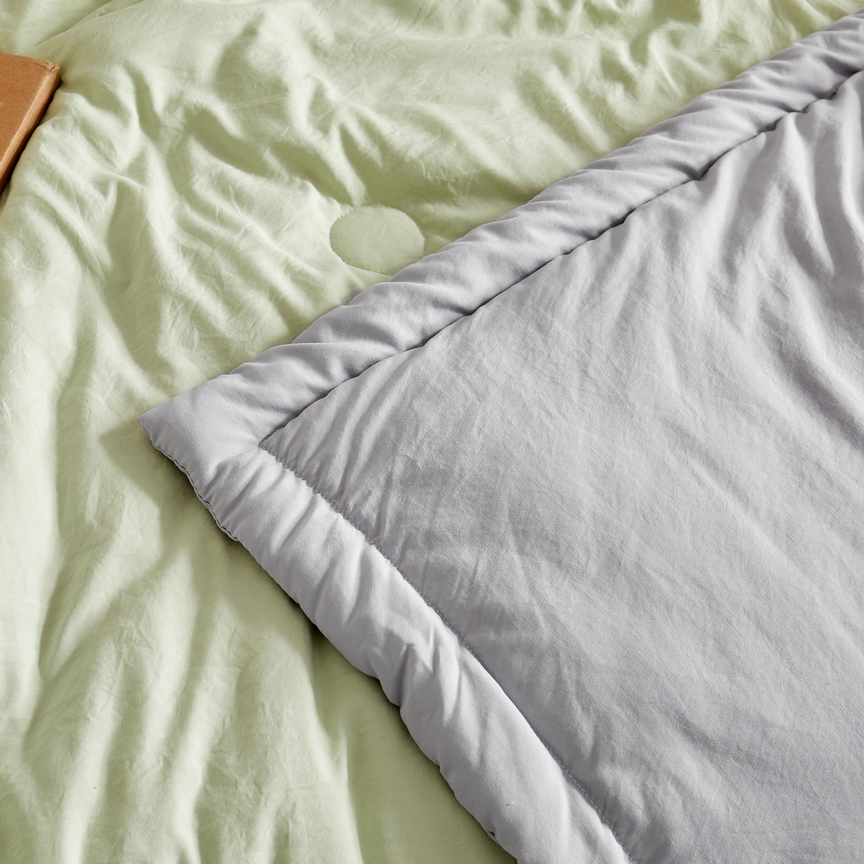 91家纺网 家纺一手货源 找家纺 样样红被业 2026新款水洗棉100%纯棉花夏被 云朵棉-绿拼灰