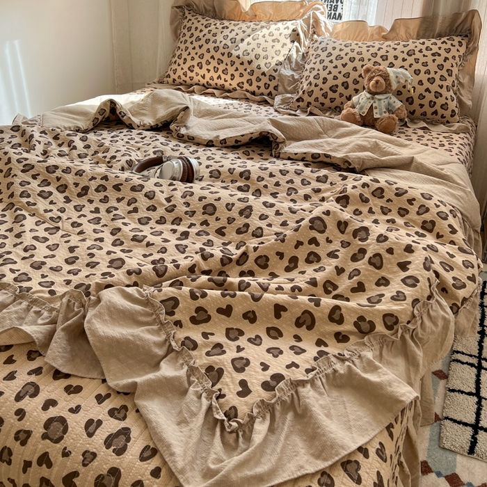 91家纺网 家纺一手货源 找家纺 欧尚 2026新款床盖款花边夏被四件套 咖豹纹