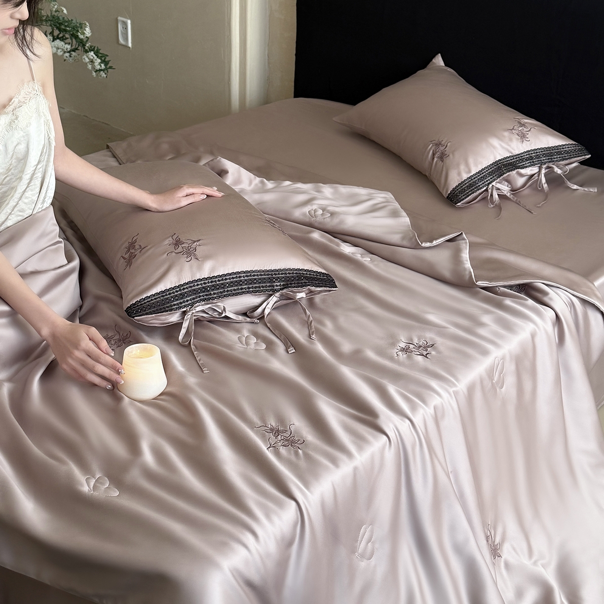 91家纺网 家纺一手货源 找家纺 （总）鹿班家居 2026新款60S兰精天丝刺绣夏被系列-花姿（标准会员-20元）