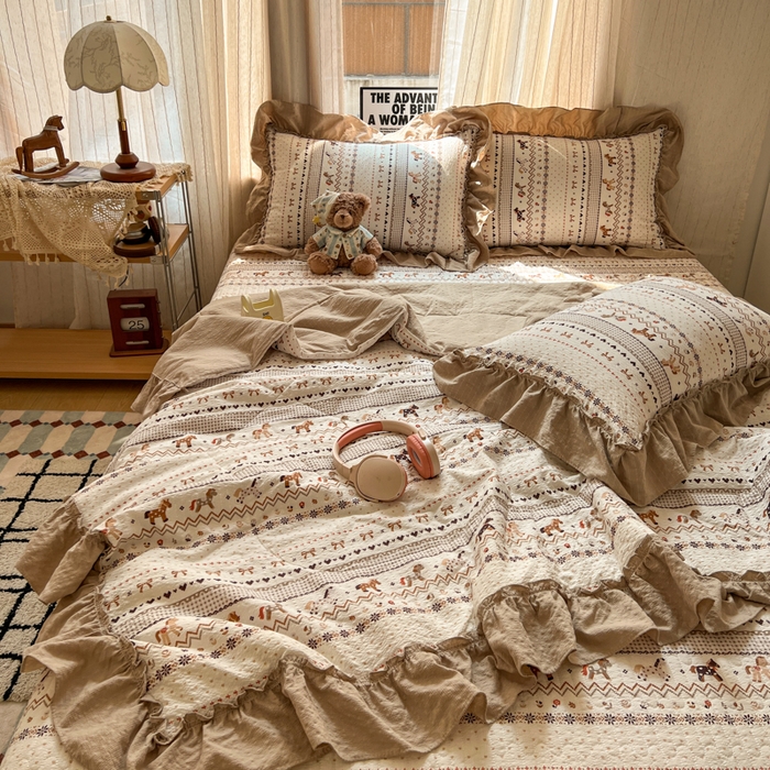 91家纺网 家纺一手货源 找家纺 欧尚 2026新款床盖款花边夏被四件套 栗色木马纹