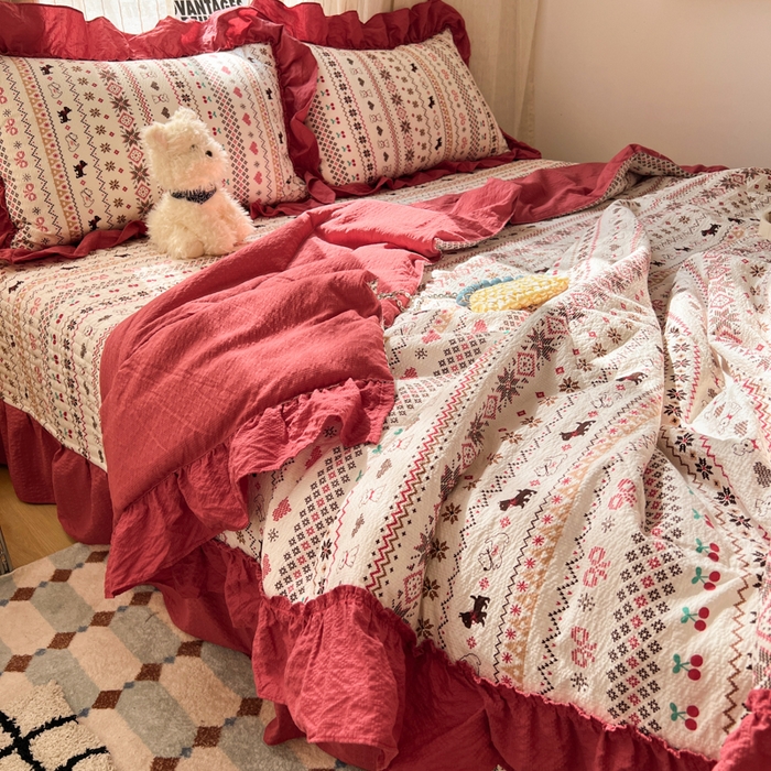91家纺网 家纺一手货源 找家纺 欧尚 2026新款床盖款花边夏被四件套 栗色木马纹红