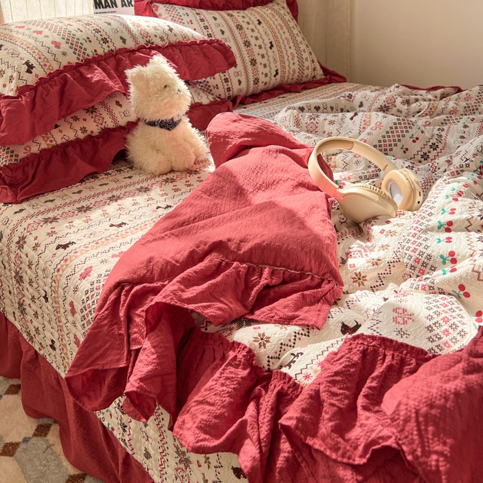 91家纺网 家纺一手货源 找家纺 欧尚 2026新款床盖款花边夏被四件套 栗色木马纹红