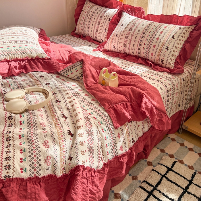 91家纺网 家纺一手货源 找家纺 欧尚 2026新款床盖款花边夏被四件套 栗色木马纹红