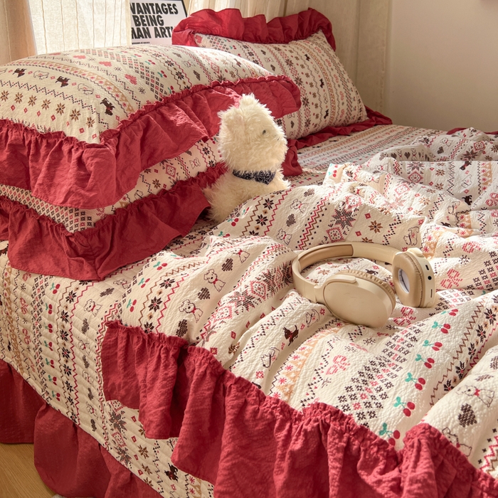 91家纺网 家纺一手货源 找家纺 欧尚 2026新款床盖款花边夏被四件套 栗色木马纹红