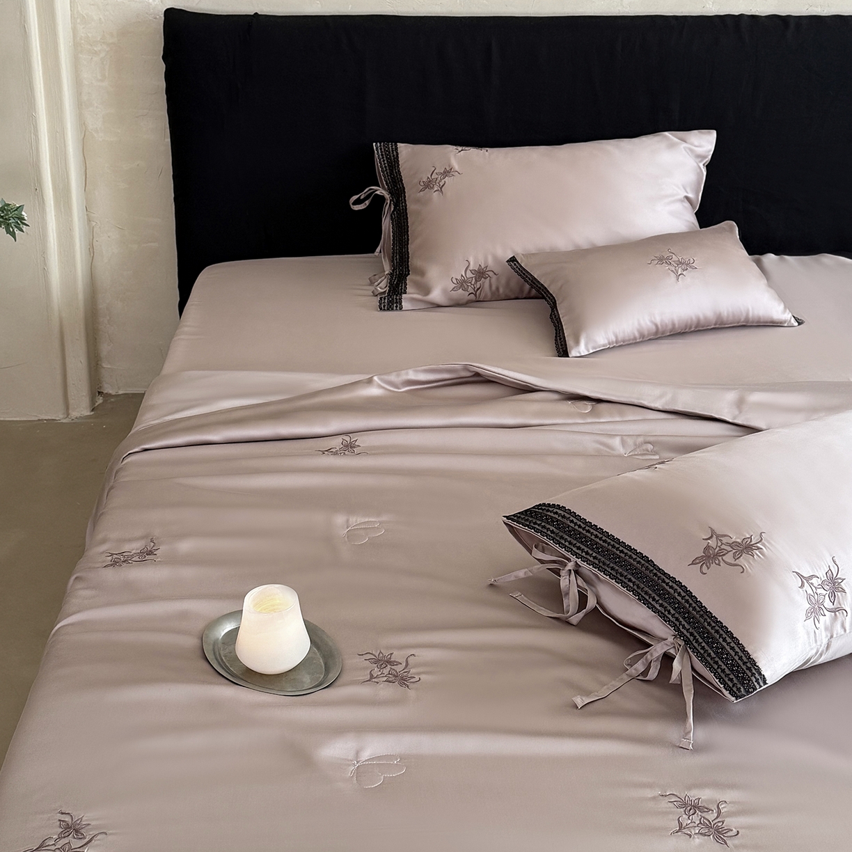 91家纺网 家纺一手货源 找家纺 （总）鹿班家居 2026新款60S兰精天丝刺绣夏被系列-花姿（标准会员-20元）