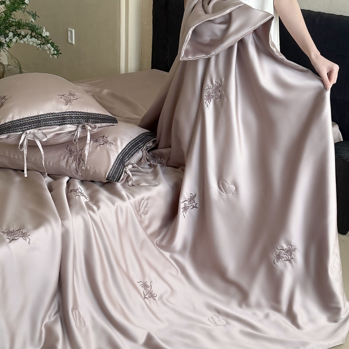 91家纺网 家纺一手货源 找家纺 （总）鹿班家居 2026新款60S兰精天丝刺绣夏被系列-花姿（标准会员-20元）