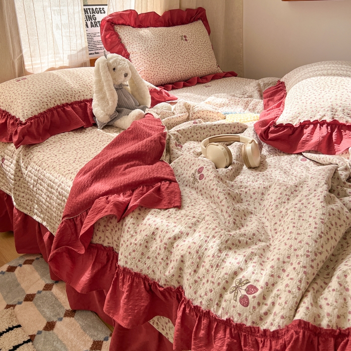 91家纺网 家纺一手货源 找家纺 欧尚 2026新款床盖款花边夏被四件套 莓系花伐