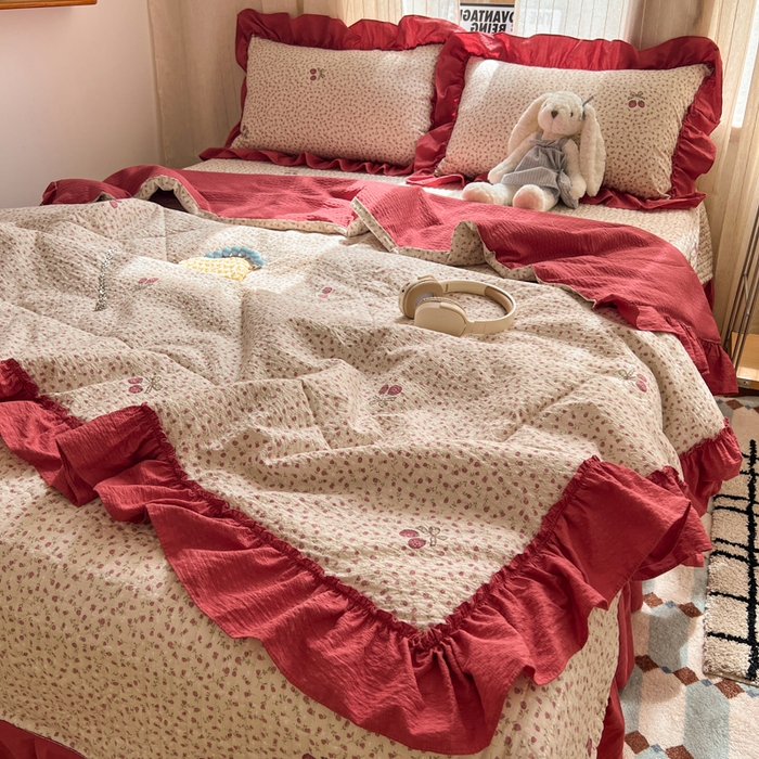 91家纺网 家纺一手货源 找家纺 欧尚 2026新款床盖款花边夏被四件套 莓系花伐