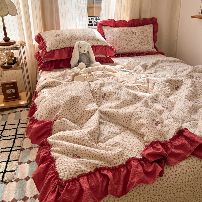 91家纺网 家纺一手货源 找家纺 欧尚 2026新款床盖款花边夏被四件套 莓系花伐