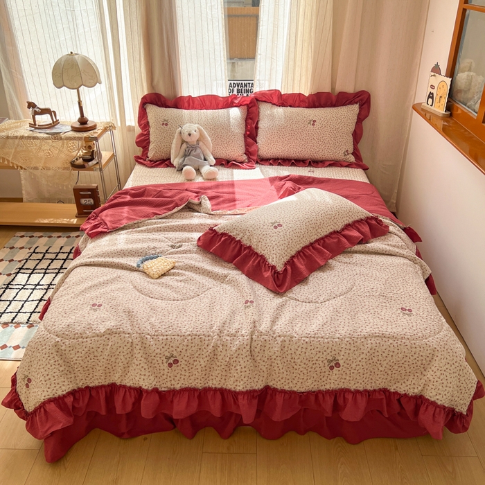 91家纺网 家纺一手货源 找家纺 欧尚 2026新款床盖款花边夏被四件套 莓系花伐