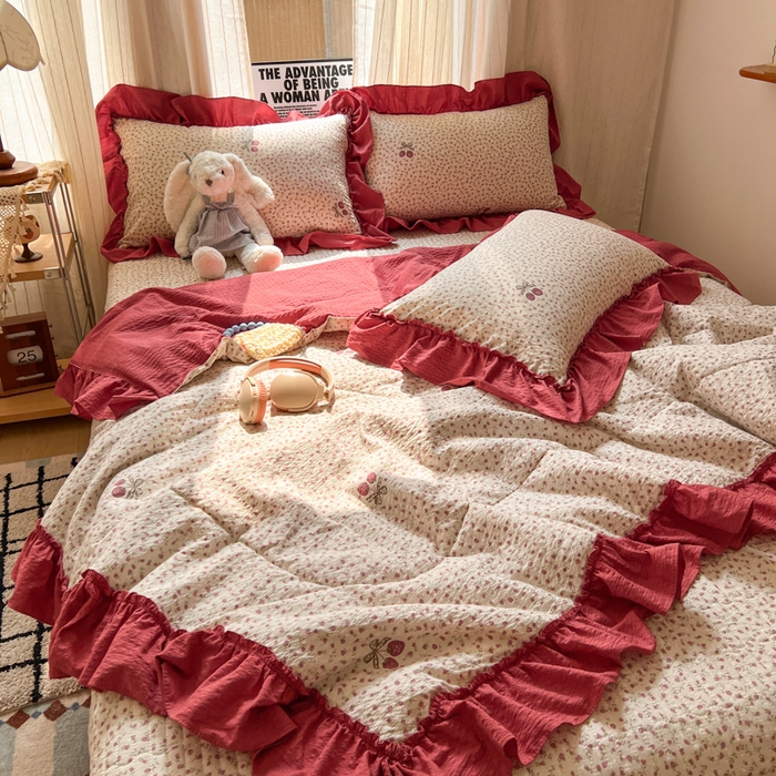 91家纺网 家纺一手货源 找家纺 欧尚 2026新款床盖款花边夏被四件套 莓系花伐