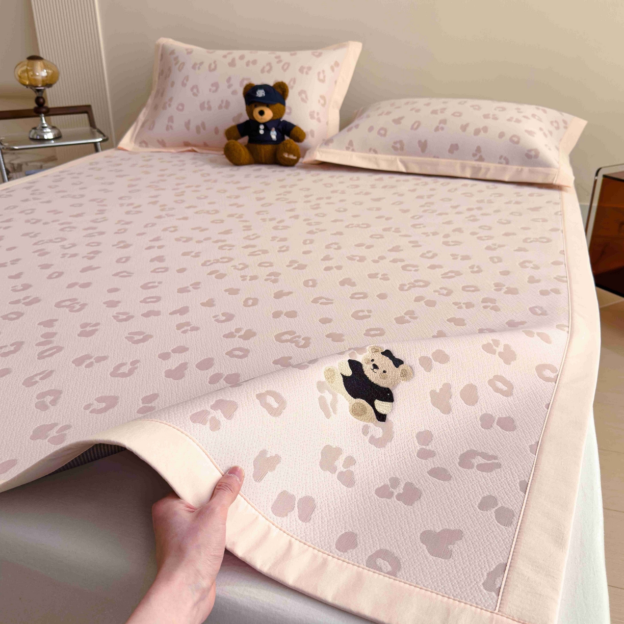 91家纺网 家纺一手货源 找家纺 （总）孩子王家纺 2026春夏新款A类母婴级ins清新冰豆豆小熊刺绣凉感值过0.21夏季冰丝席凉席