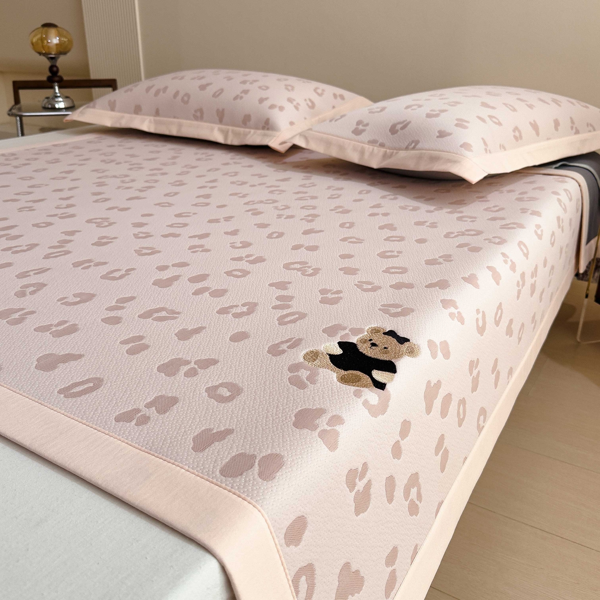 91家纺网 家纺一手货源 找家纺 （总）孩子王家纺 2026春夏新款A类母婴级ins清新冰豆豆小熊刺绣凉感值过0.21夏季冰丝席凉席