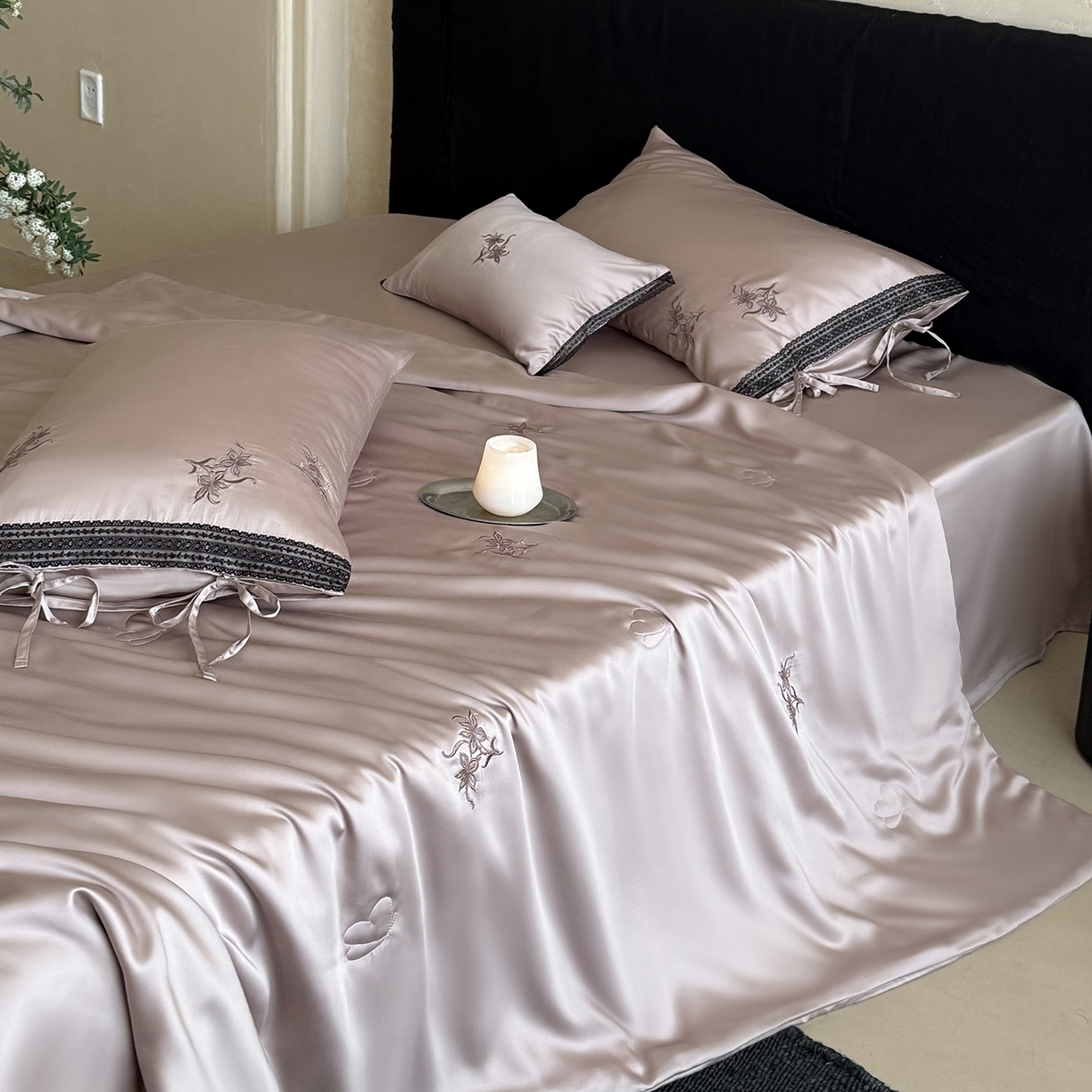 91家纺网 家纺一手货源 找家纺 鹿班家居 2026新款60S兰精天丝刺绣夏被系列-花姿（标准会员-20元） 藕丝粉