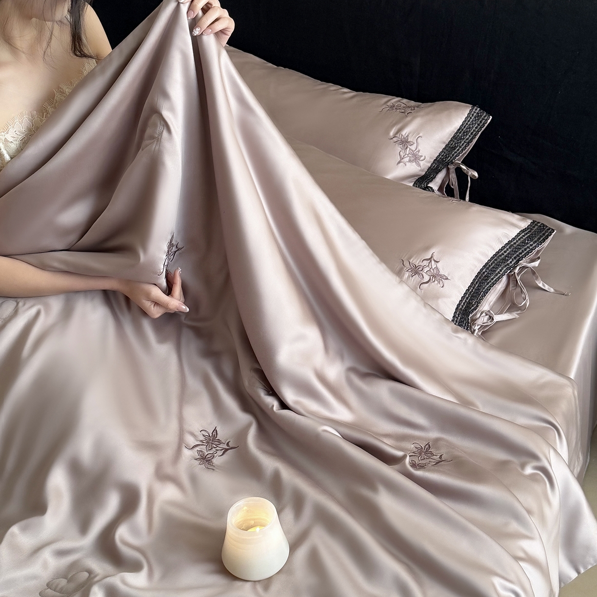 91家纺网 家纺一手货源 找家纺 鹿班家居 2026新款60S兰精天丝刺绣夏被系列-花姿（标准会员-20元） 藕丝粉