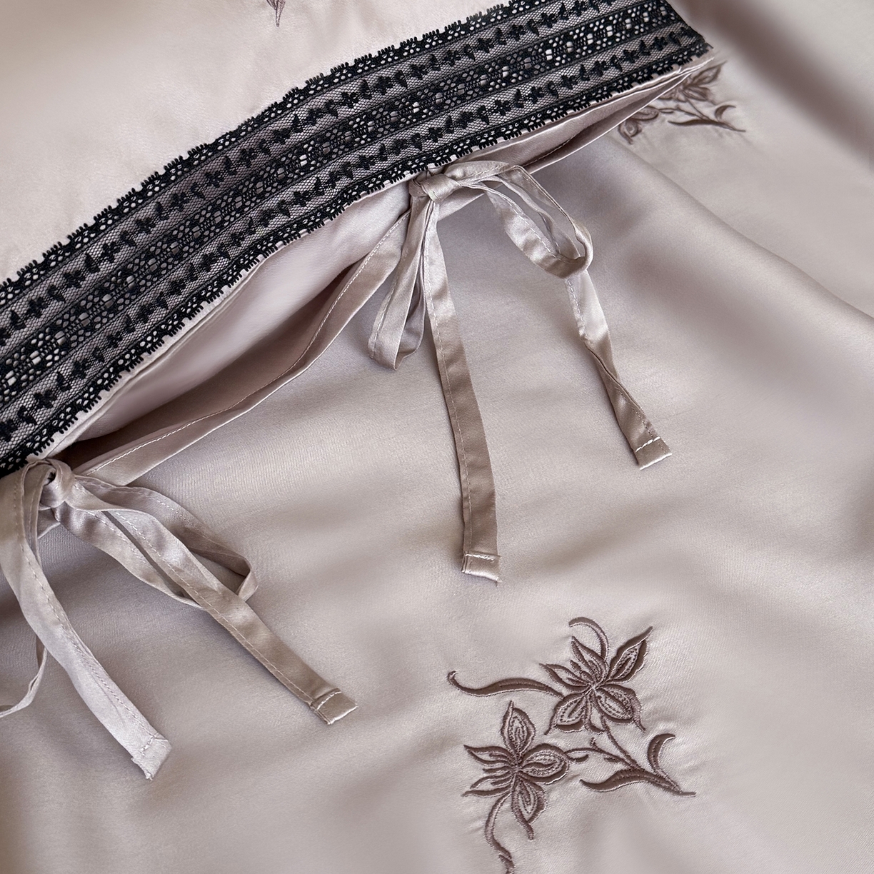 91家纺网 家纺一手货源 找家纺 鹿班家居 2026新款60S兰精天丝刺绣夏被系列-花姿（标准会员-20元） 藕丝粉