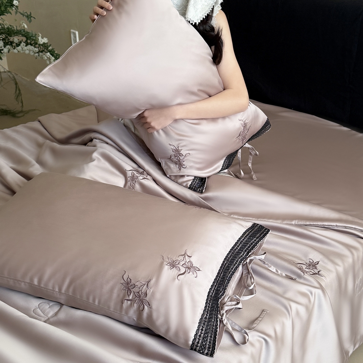 91家纺网 家纺一手货源 找家纺 鹿班家居 2026新款60S兰精天丝刺绣夏被系列-花姿（标准会员-20元） 藕丝粉