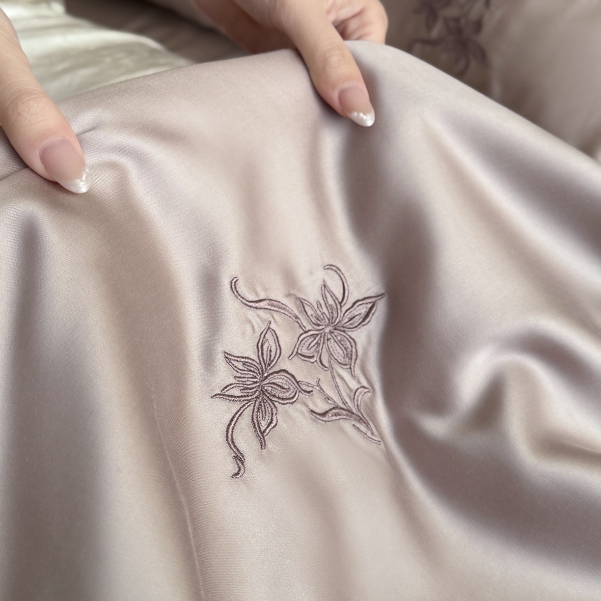 91家纺网 家纺一手货源 找家纺 鹿班家居 2026新款60S兰精天丝刺绣夏被系列-花姿（标准会员-20元） 藕丝粉