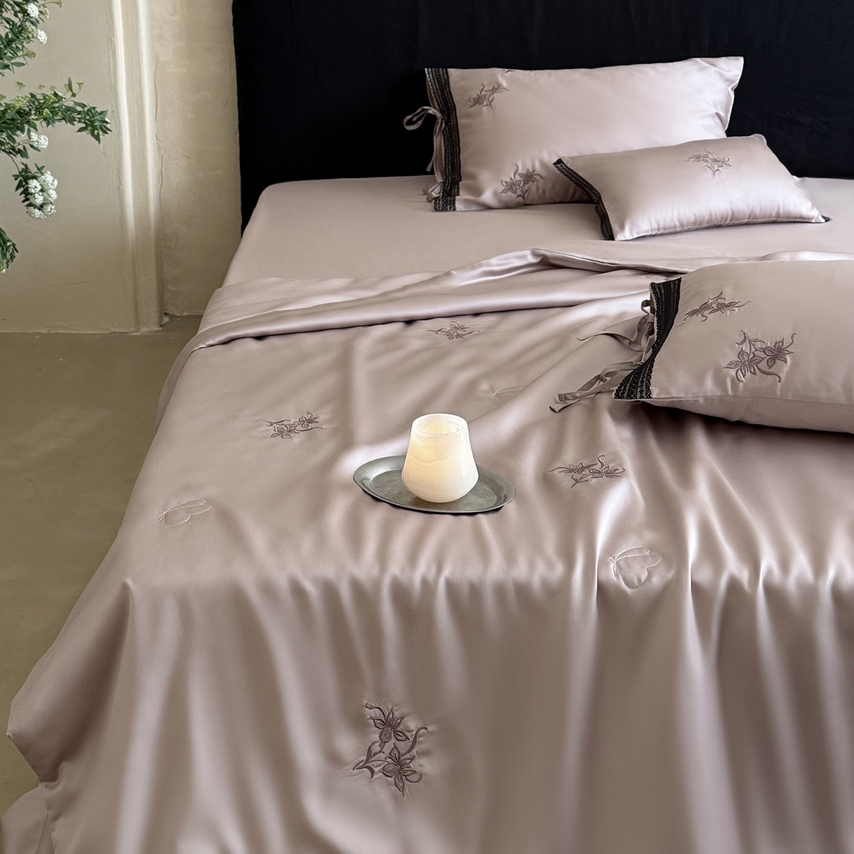 91家纺网 家纺一手货源 找家纺 鹿班家居 2026新款60S兰精天丝刺绣夏被系列-花姿（标准会员-20元） 藕丝粉