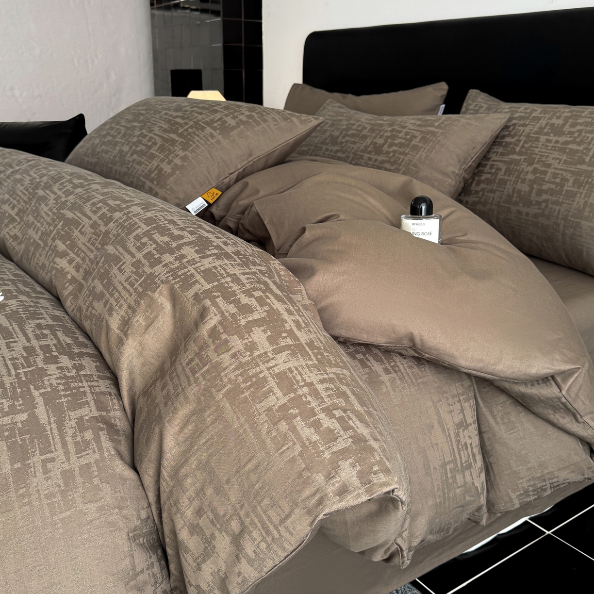 91家纺网 家纺一手货源 找家纺 简宜家居（朝初家纺） 2026新款四季40支全棉提花纯棉四件套--彩绘系列 摩卡暗纹