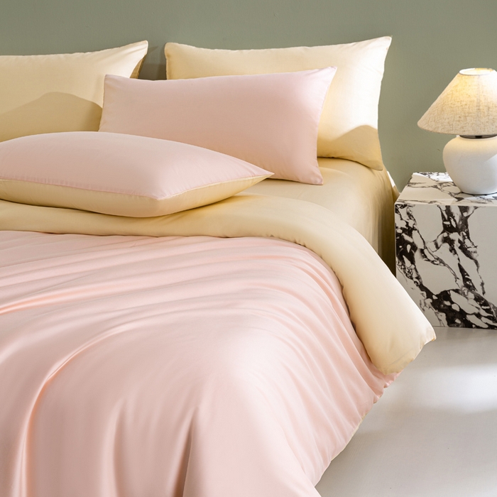 91家纺网 家纺一手货源 找家纺 憨豆家纺 2026新款全棉60s四件套纯色贡缎纯棉被套床笠款三件套长绒棉被套 樱花粉+奶昔白