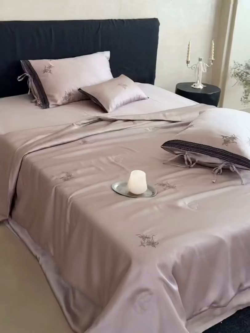 91家纺网 家纺一手货源 找家纺 鹿班家居 2026新款60S兰精天丝刺绣夏被系列-花姿（标准会员-20元） 藕丝粉