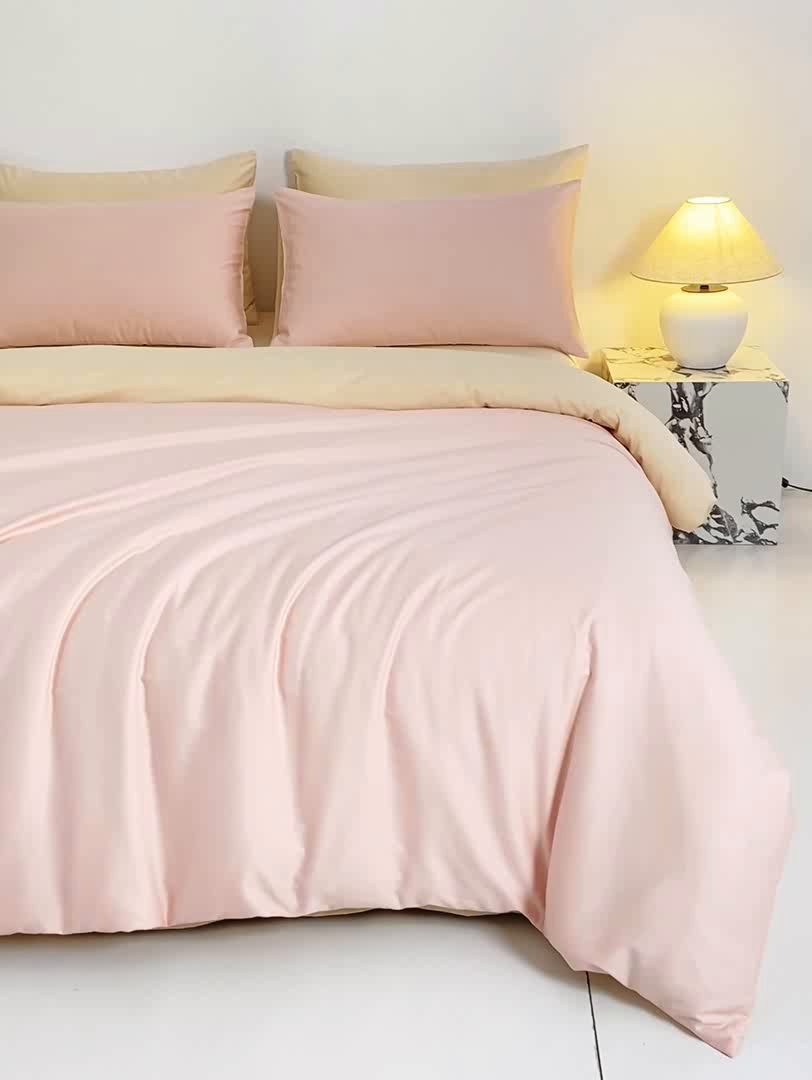 91家纺网 家纺一手货源 找家纺 憨豆家纺 2026新款全棉60s四件套纯色贡缎纯棉被套床笠款三件套长绒棉被套 樱花粉+奶昔白