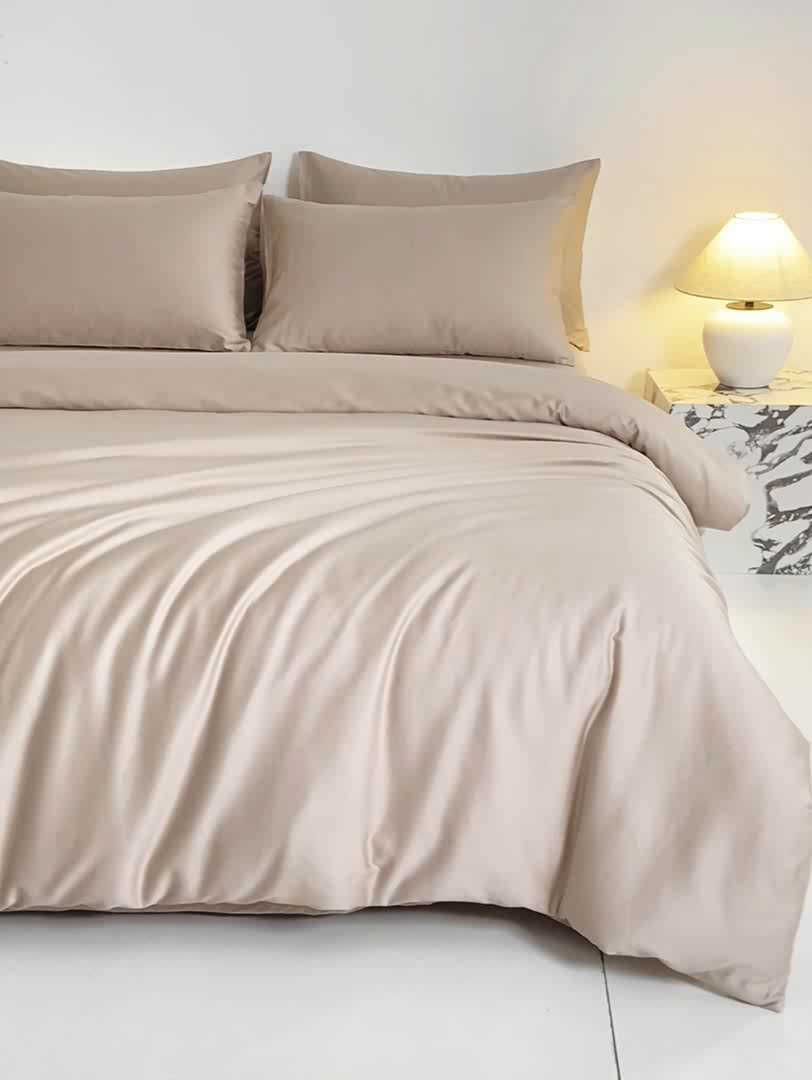 91家纺网 家纺一手货源 找家纺 憨豆家纺 2026新款全棉60s四件套纯色贡缎纯棉被套床笠款三件套长绒棉被套 奶咖