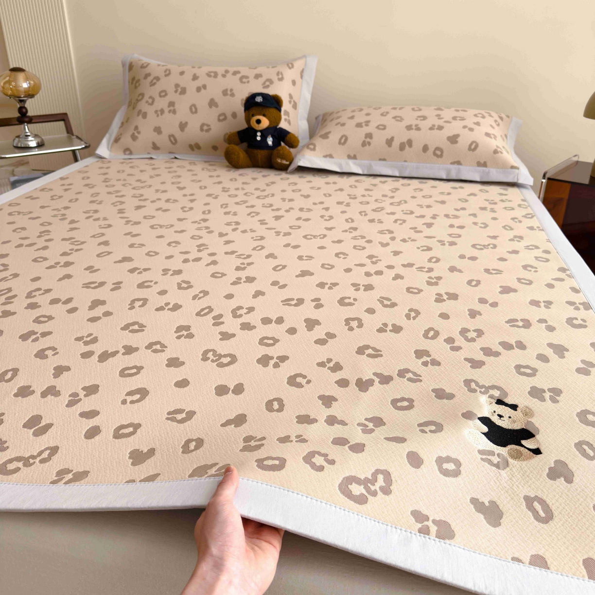 91家纺网 家纺一手货源 找家纺 孩子王家纺 2026春夏新款A类母婴级ins清新冰豆豆小熊刺绣凉感值过0.21夏季冰丝席凉席 小熊豹豹-咖 床单款