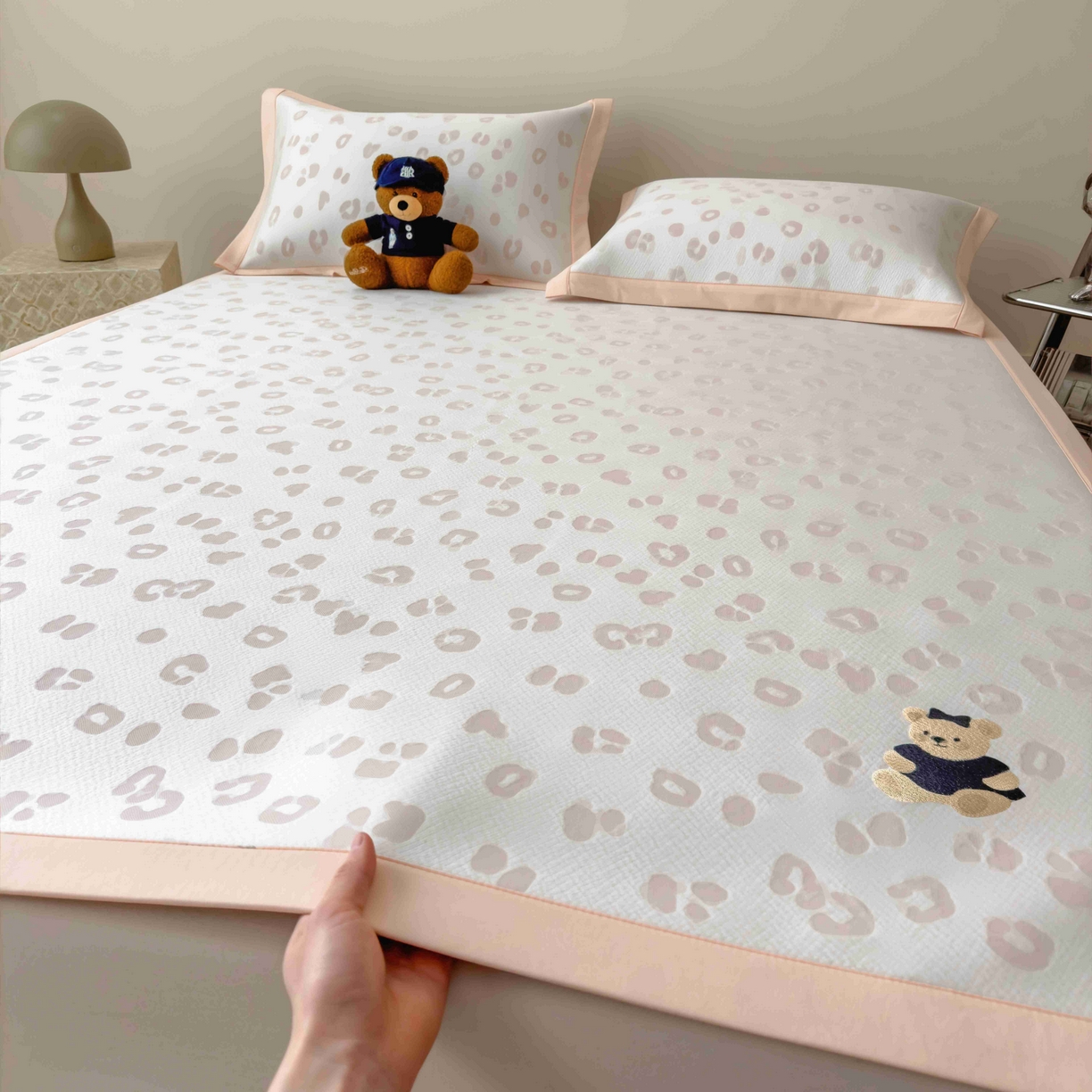 91家纺网 家纺一手货源 找家纺 （总）孩子王家纺 2026春夏新款A类母婴级ins清新冰豆豆小熊刺绣凉感值过0.21夏季冰丝席凉席