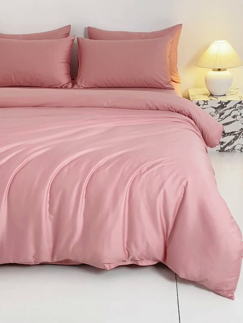 91家纺网 家纺一手货源 找家纺 憨豆家纺 2026新款全棉60s四件套纯色贡缎纯棉被套床笠款三件套长绒棉被套 豆沙