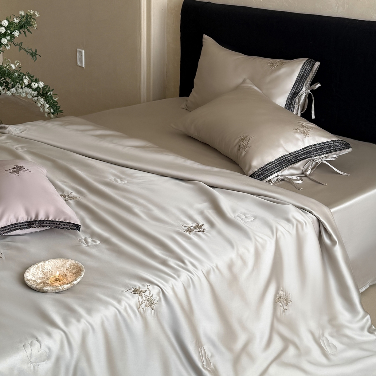 鹿班家居 2026新款60S兰精天丝刺绣夏被系列-花姿（标准会员-20元） 米灰色