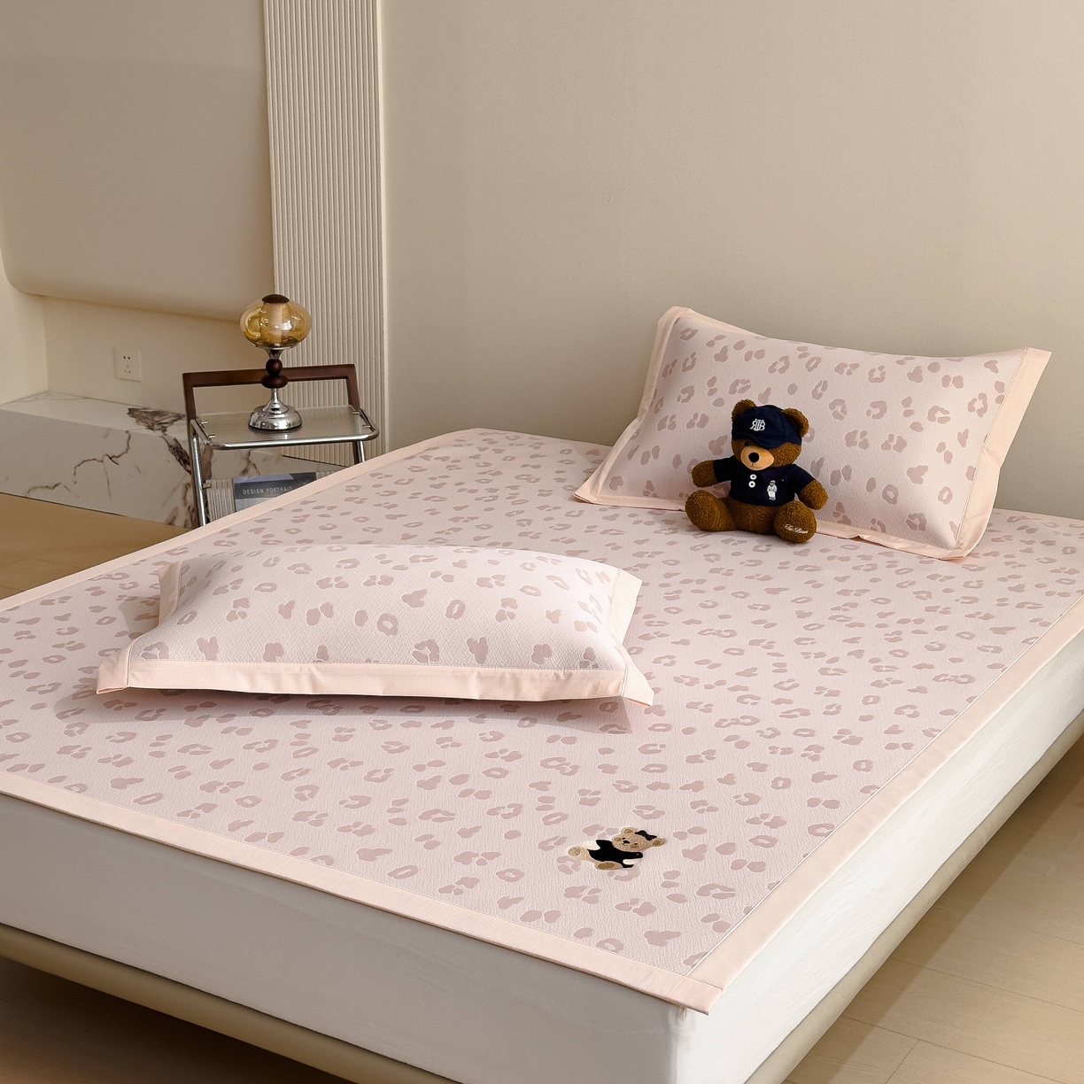 91家纺网 家纺一手货源 找家纺 孩子王家纺 2026春夏新款A类母婴级ins清新冰豆豆小熊刺绣凉感值过0.21夏季冰丝席凉席 小熊豹豹-粉 床单款