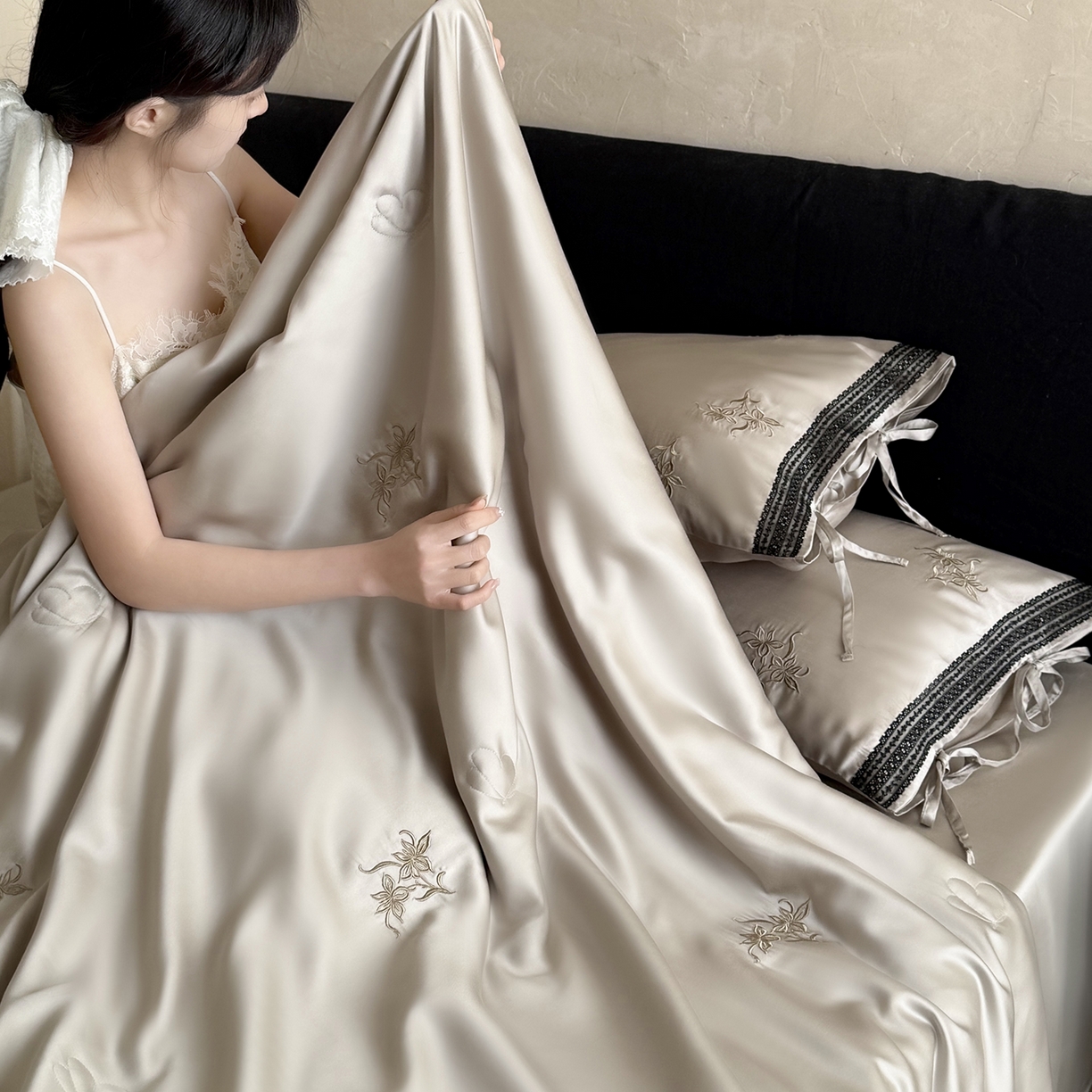 91家纺网 家纺一手货源 找家纺 鹿班家居 2026新款60S兰精天丝刺绣夏被系列-花姿（标准会员-20元） 米灰色