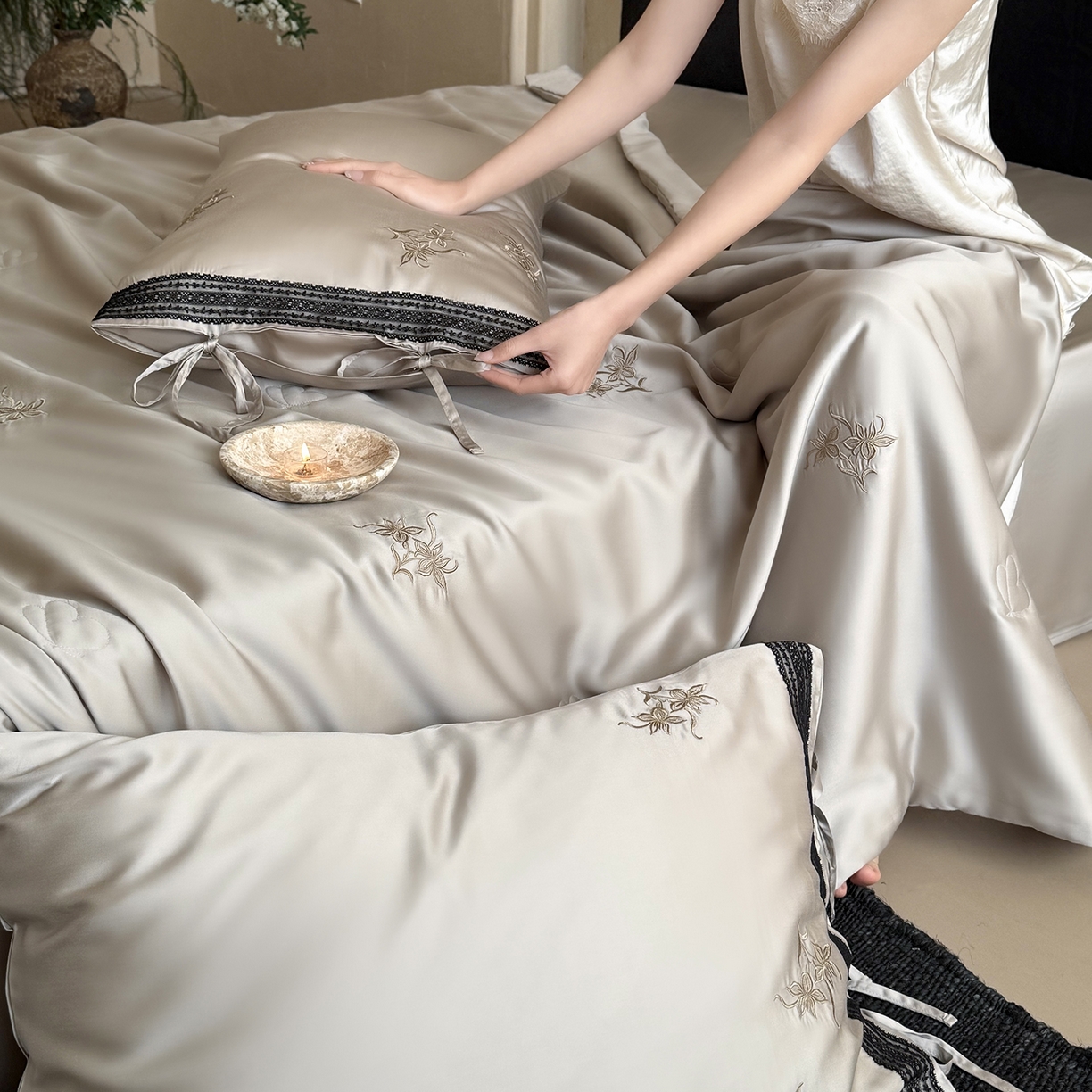 91家纺网 家纺一手货源 找家纺 鹿班家居 2026新款60S兰精天丝刺绣夏被系列-花姿（标准会员-20元） 米灰色