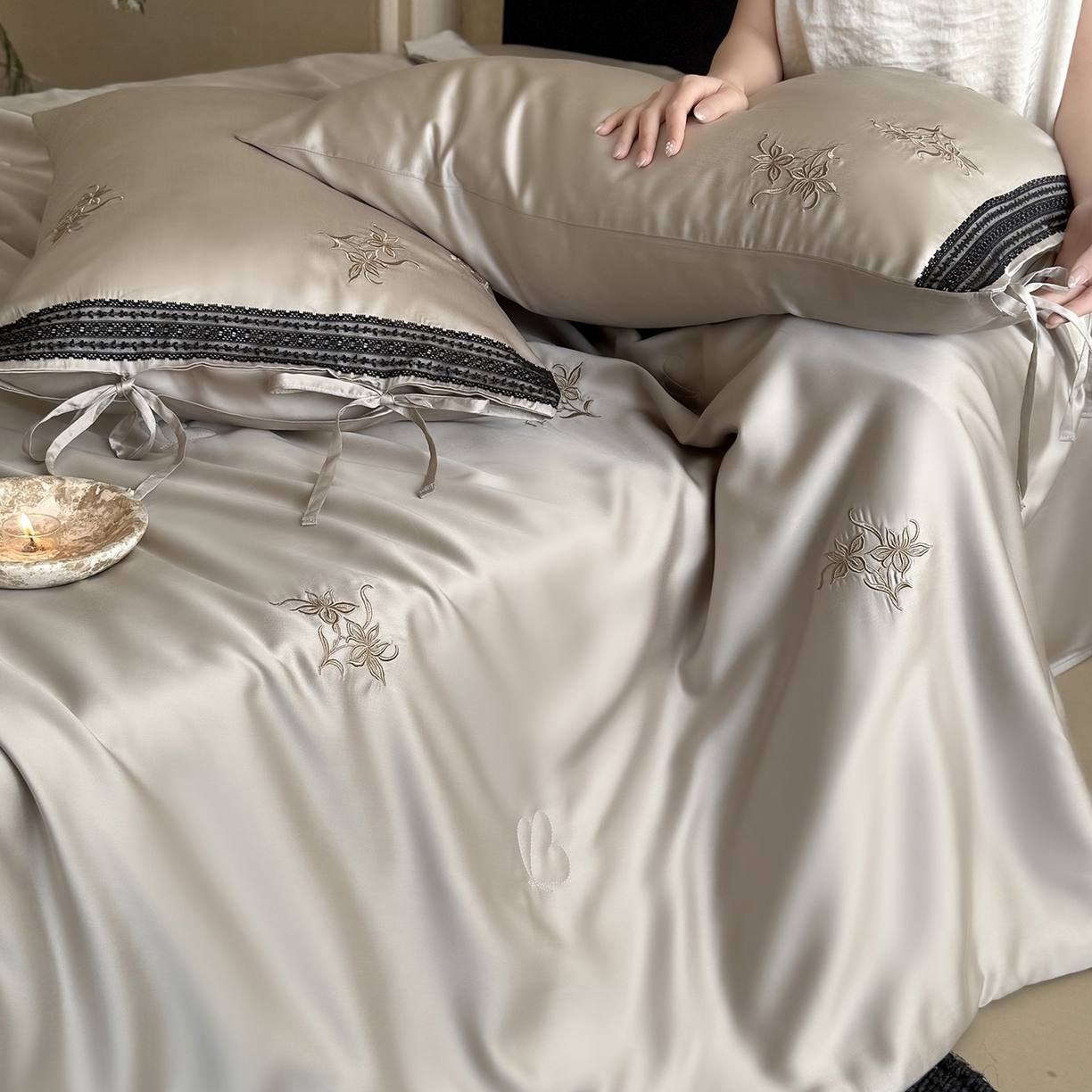 91家纺网 家纺一手货源 找家纺 鹿班家居 2026新款60S兰精天丝刺绣夏被系列-花姿（标准会员-20元） 米灰色